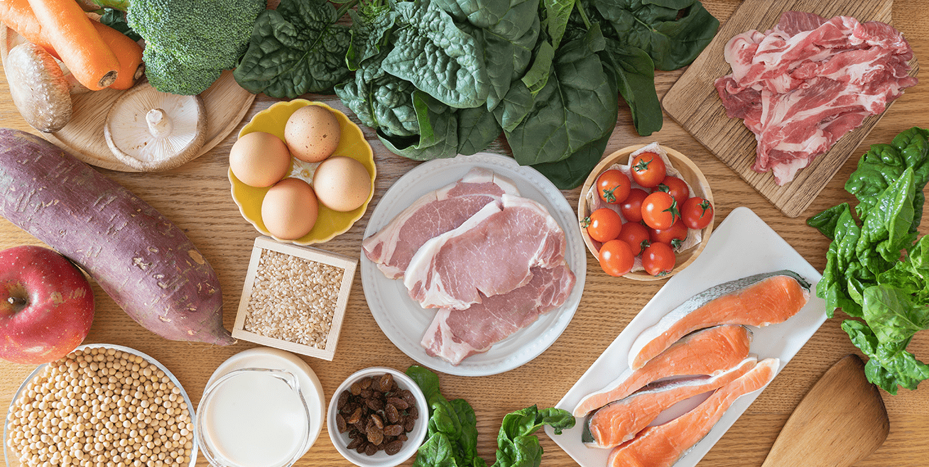 肉や野菜など、健康的な食材がテーブルに並べられている様子